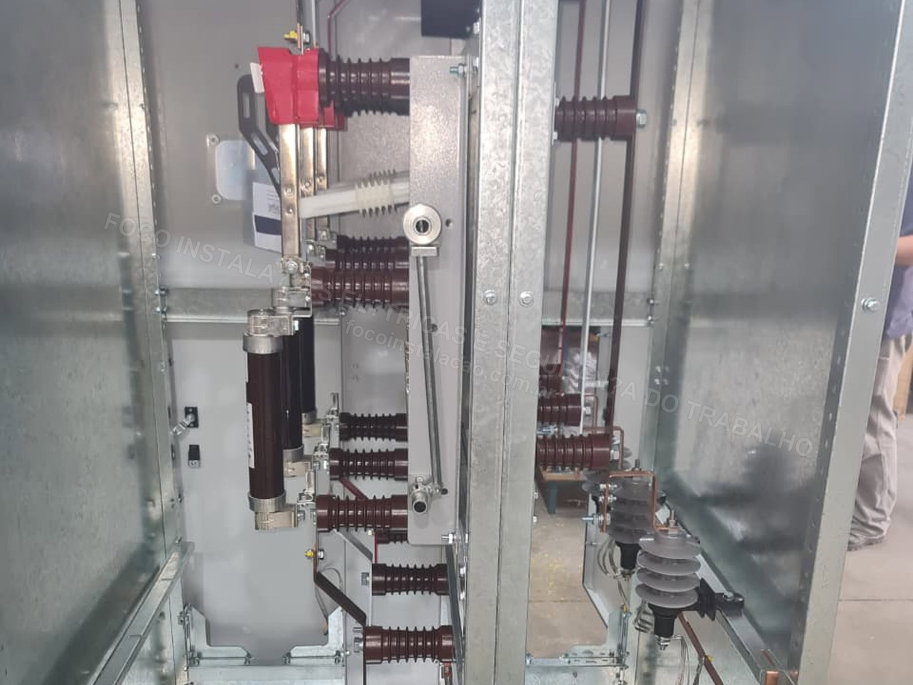 Registros Fotográficos FOCO - Imagem relacionada ao serviço Painel elétrico industrial com componentes, barramentos e identificação - FOCO-0168