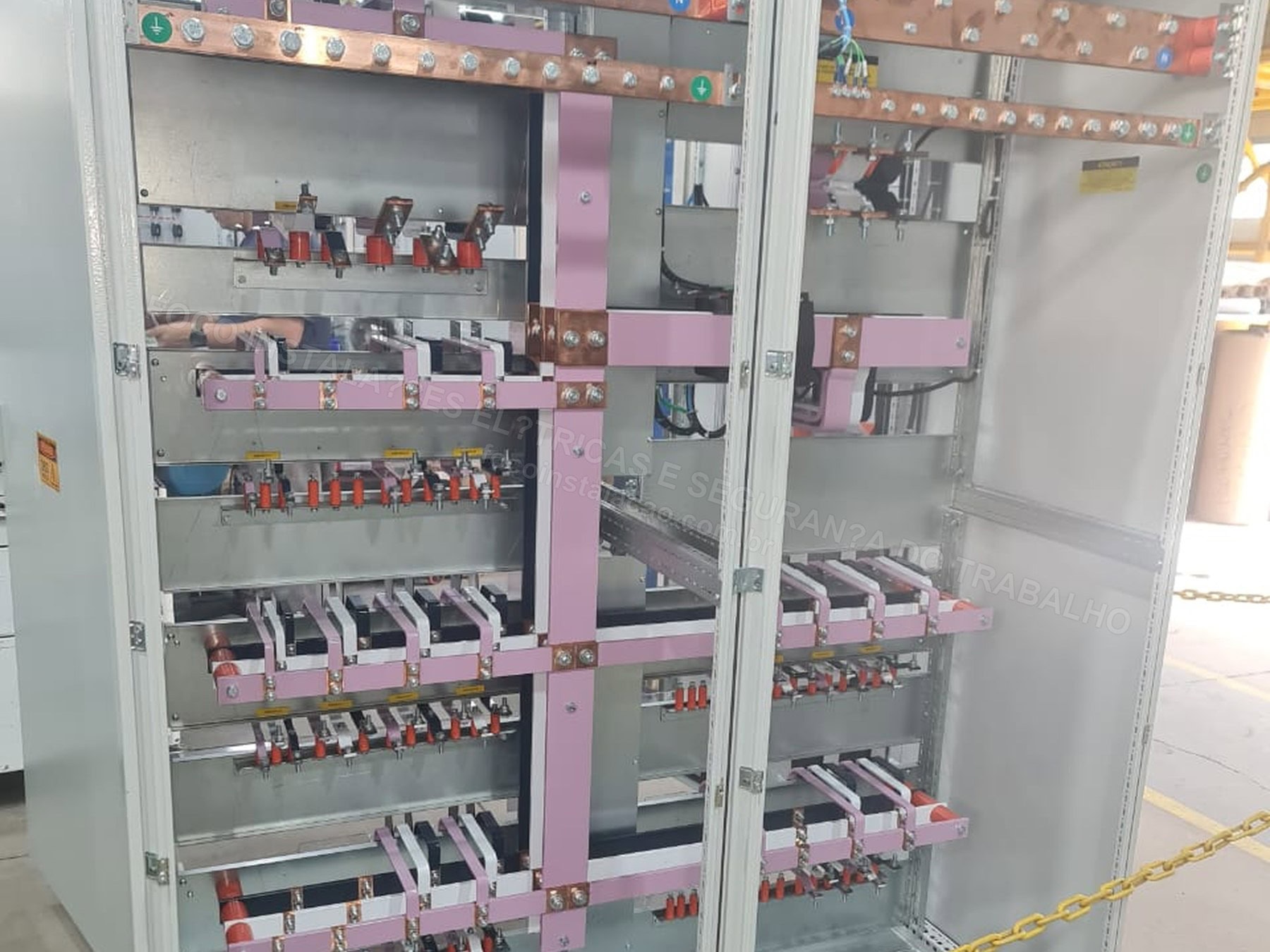 Registros Fotográficos FOCO - Imagem relacionada ao serviço Painel elétrico industrial com componentes, barramentos e identificação - FOCO-0169