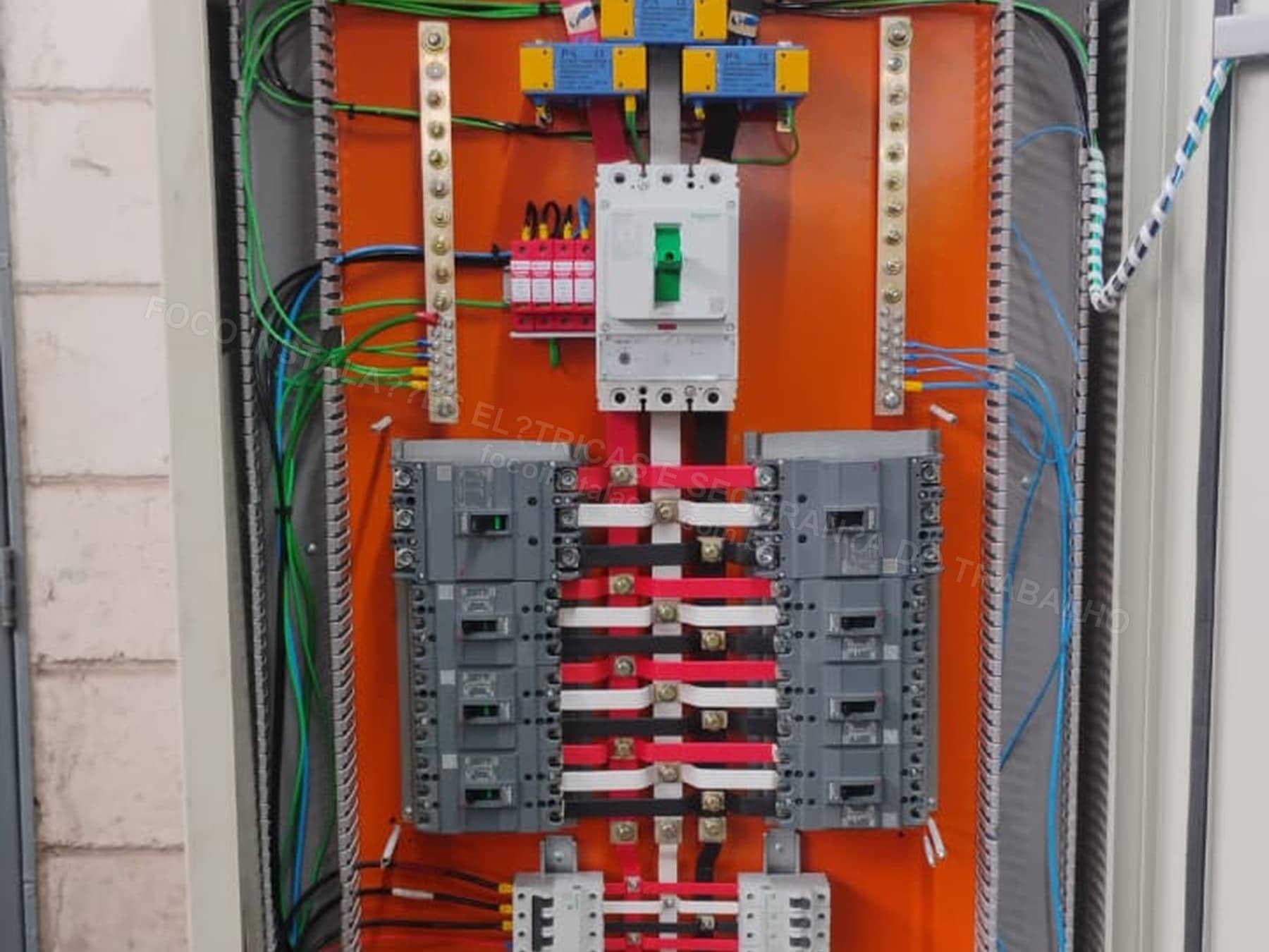 Registros Fotográficos FOCO - Imagem relacionada ao serviço Painel elétrico industrial com componentes, barramentos e identificação - FOCO-0170