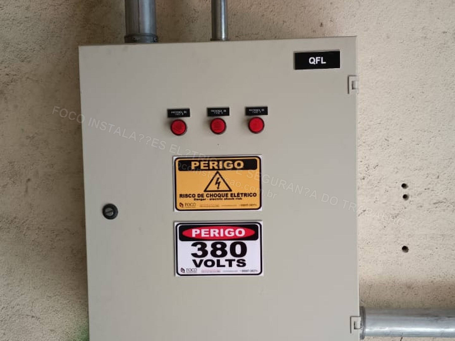 Registros Fotográficos FOCO - Imagem relacionada ao serviço Painel elétrico industrial com componentes, barramentos e identificação - FOCO-0172