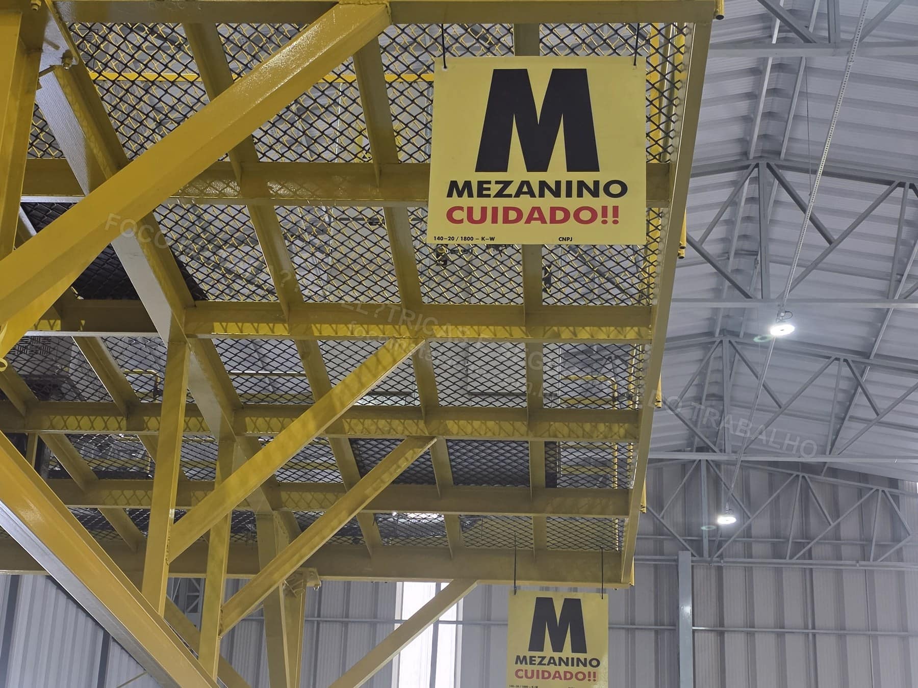 Registros Fotográficos FOCO - Imagem relacionada ao serviço Instalação de estrutura metálica para mezanino técnico de cubículo de média tensão, transformador 1000 kVA e QGBT 1600 A - FOCO-0140