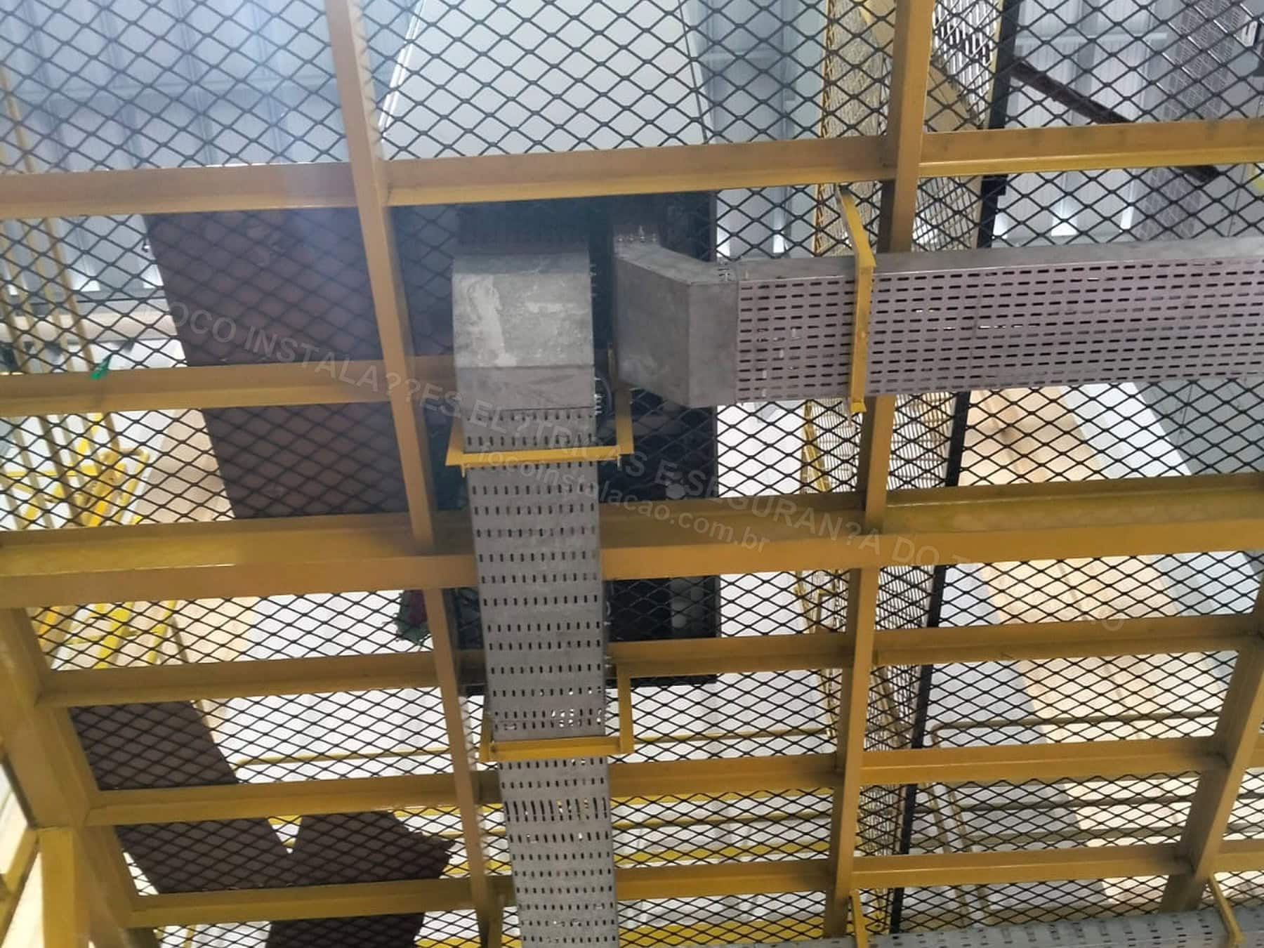 Registros Fotográficos FOCO - Imagem relacionada ao serviço Segurança do trabalho em área industrial com plataforma e proteção coletiva - FOCO-0192
