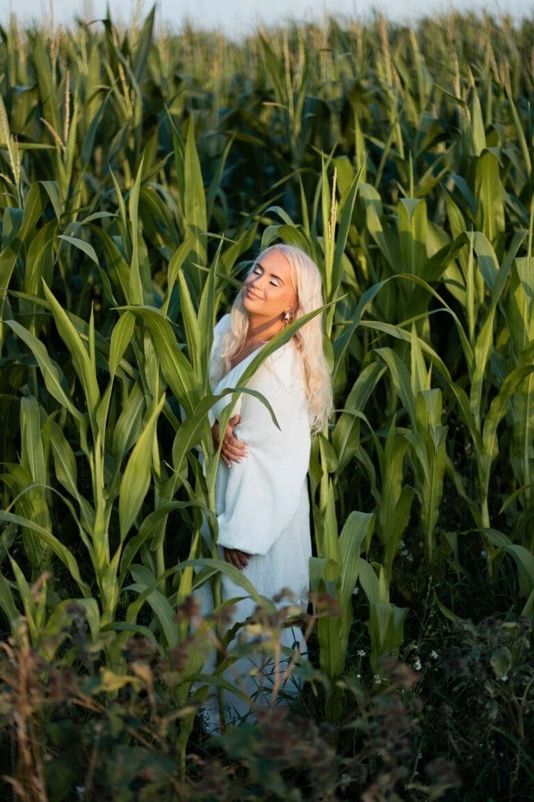 naine maisipollul, fotosessioon oues