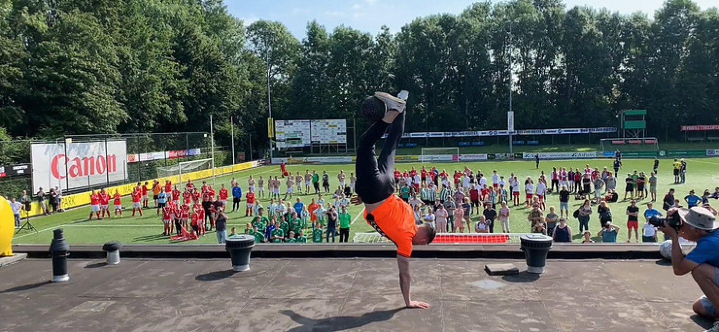 Freestyle voetbalshow op het dak