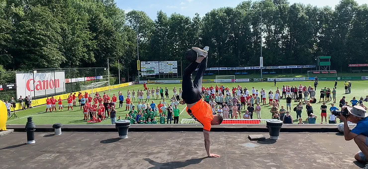 Freestyle voetbalshow op het dak
