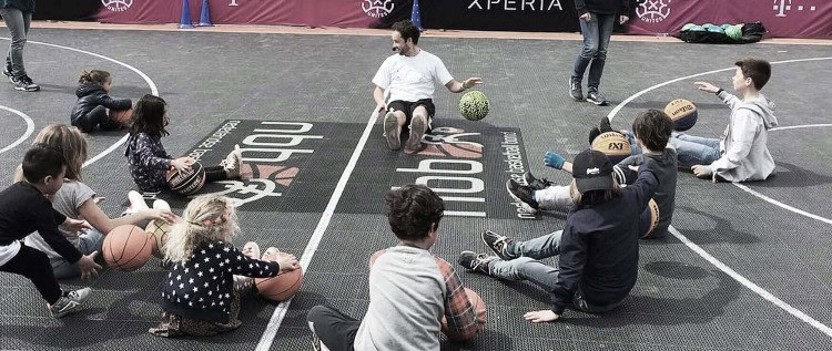 Freestyle basketbal show of clinic inhuren