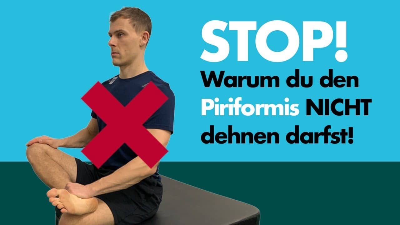 Person sitzt auf einer schwarzen Box und dehnt den Piriformis indem das zu dehnende Bein auf dem anderen Bein in einer Außenrotation abgelegt ist. Die Dehnung ist anschließend rot durchgekreuzt, was signalisieren soll, dass die Dehnung nicht gemacht werden soll. Im Bild steht außerdem: Stop! Warum du den Piriformis nicht dehnen darfst!