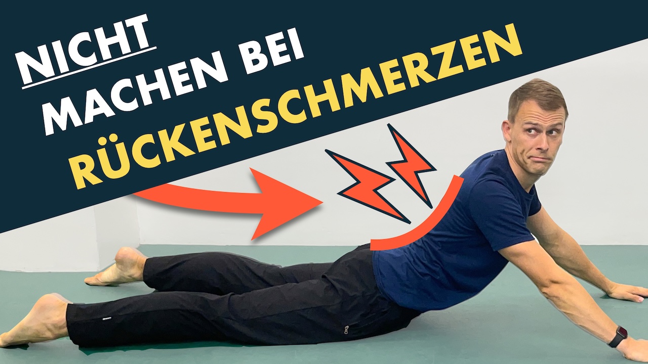 Mann liegt in Bauchlage mit überstreckten Rücken in der Cobra-Pose