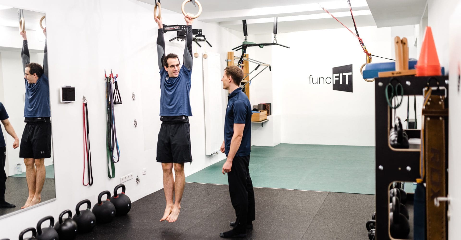 Aushängen im Functional Training Studio an den Ringen