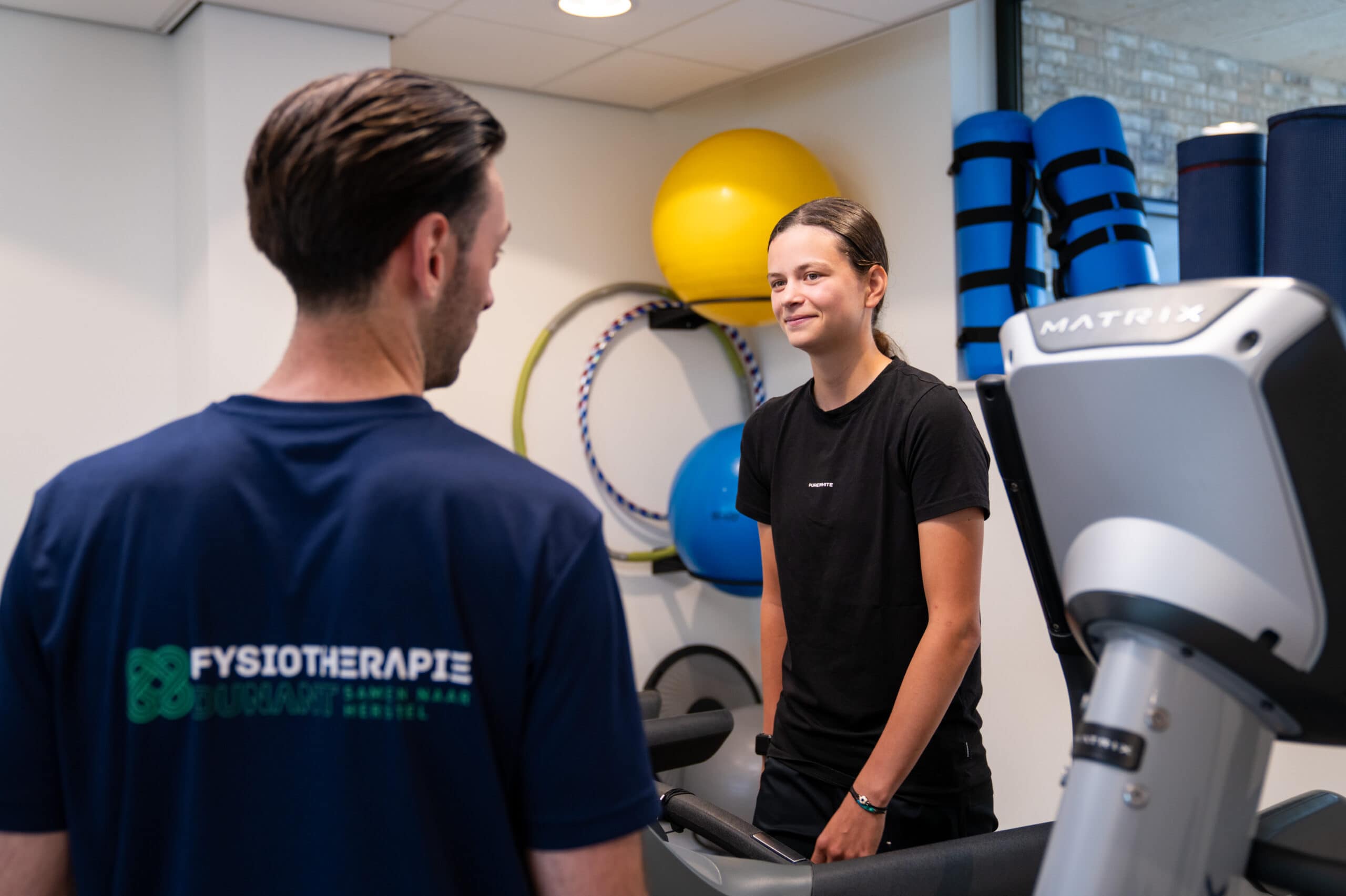Patiënt oefent op loopband tijdens behandeling van langdurige pijnklachten - Fysiotherapie Dunant
