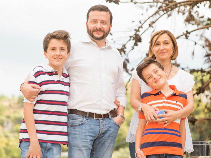 4e0a0d4a-68bf-43d7-9d11-f59c34b7a775-705x529 Family Portrait / Ritratti di Famiglia
