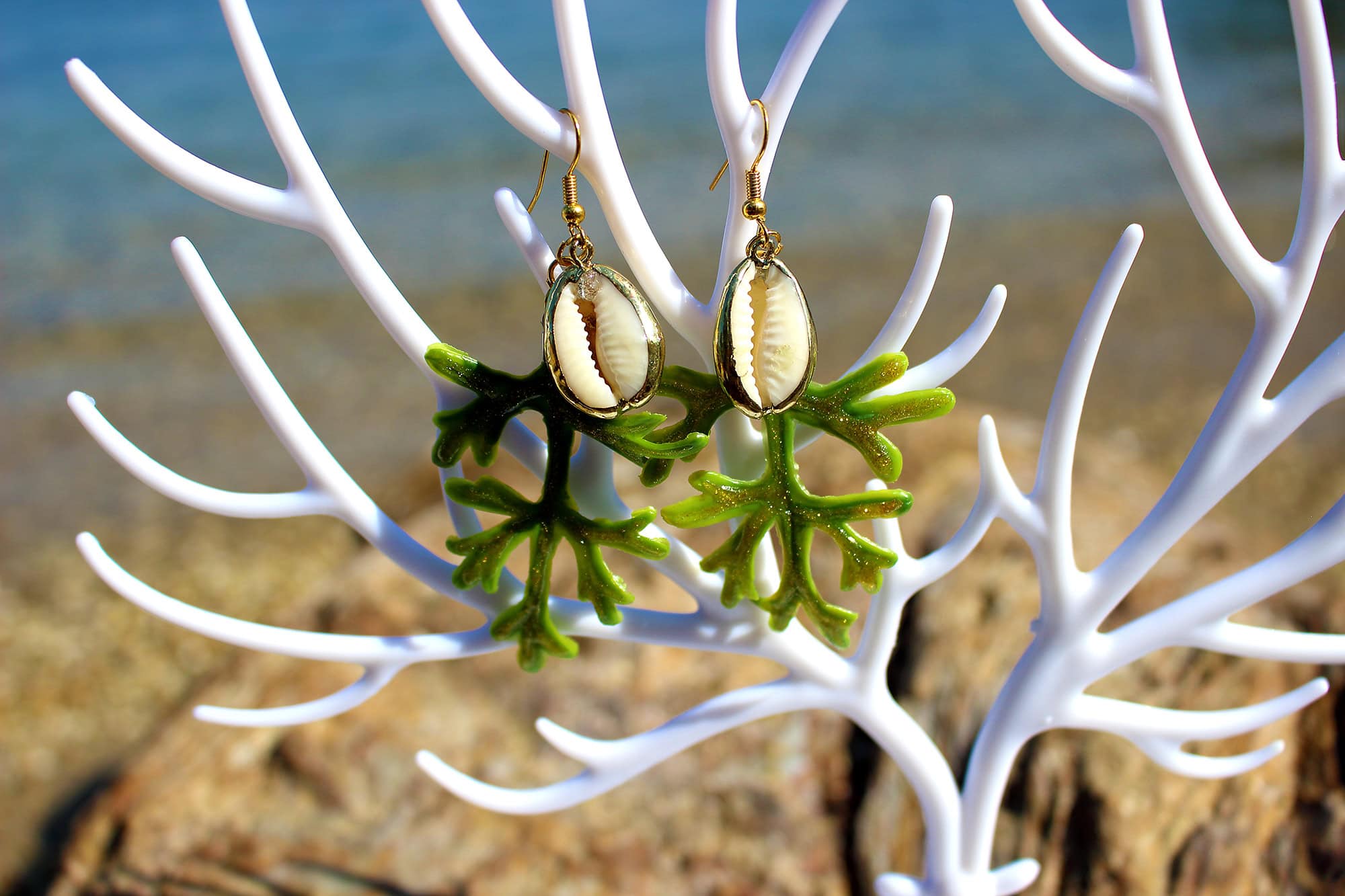 Boucles d'oreille "Cypraea doré" - Boucles d'oreille de sirène - Bijoux Galatée Merveilles - bijoux de sirène - bijoux coquillage - bijoux fantaisies