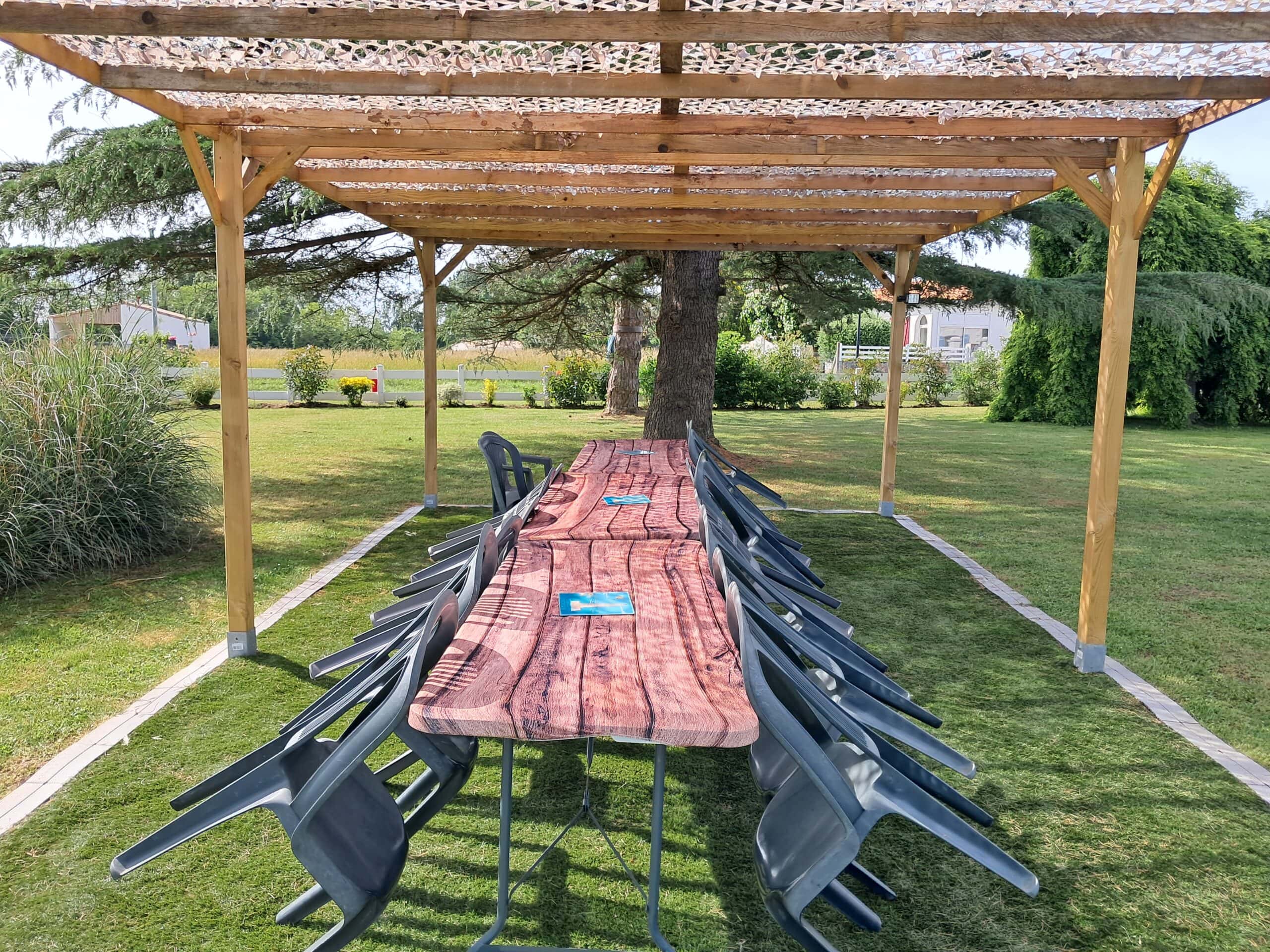 Espace repas extérieur du gîte les p'tites cagouilles