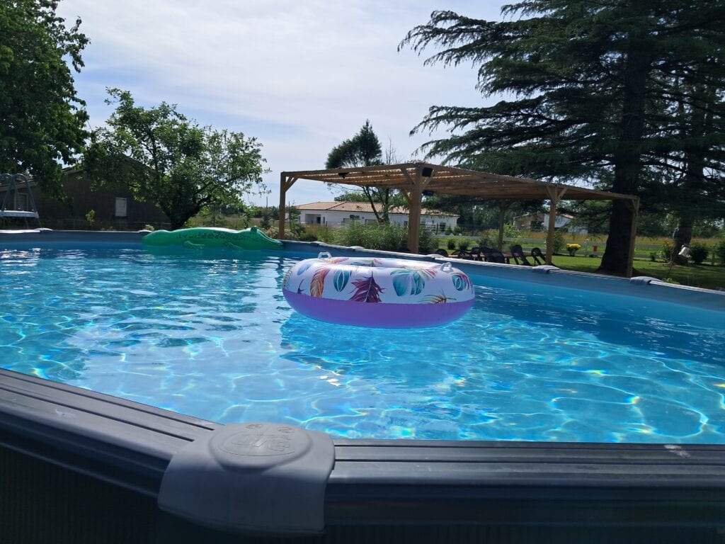 Piscine extérieure du gîte les p'tites cagouilles