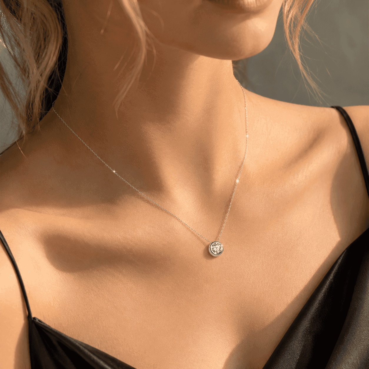 Silberne Moissanit Halskette von GLAMAVERA an einem Model