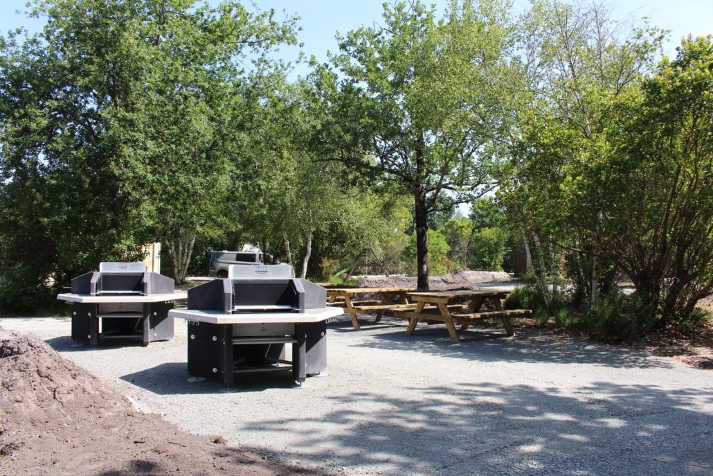 Barbecue et tables de pique nique camping carcans