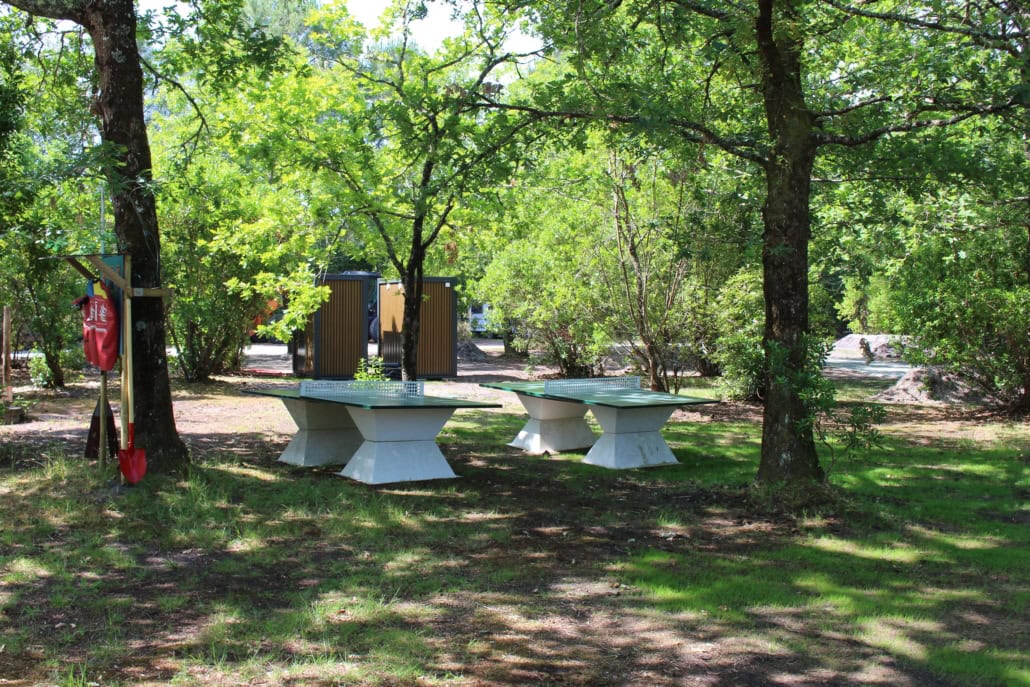 Tables de ping pong en extérieur camping