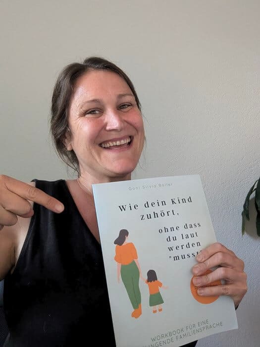 Goni Boller mit ihrem Buch - Familiensprache