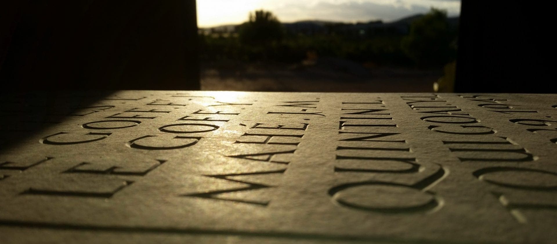Vue en gros plan de la capitale romaine gravée dans de l'ardoise