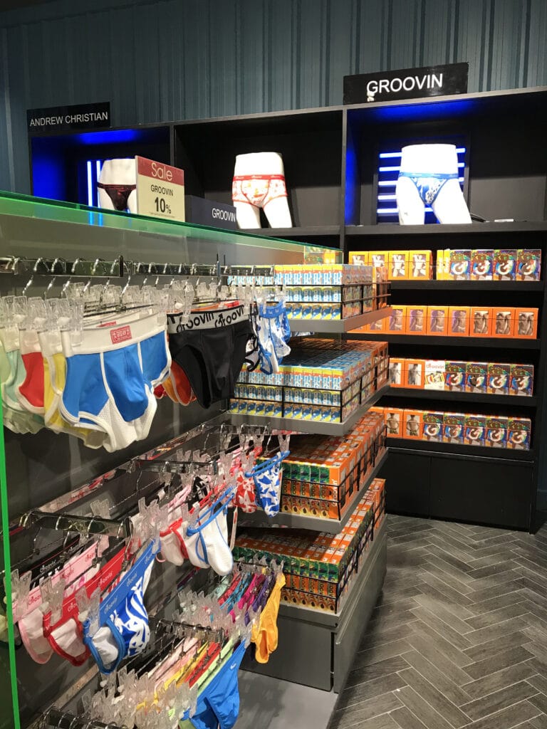 タイ・バンコクのセントラルワールドにあるGROOVIN'店舗外観。モダンでスタイリッシュなメンズアンダーウェアショップ。