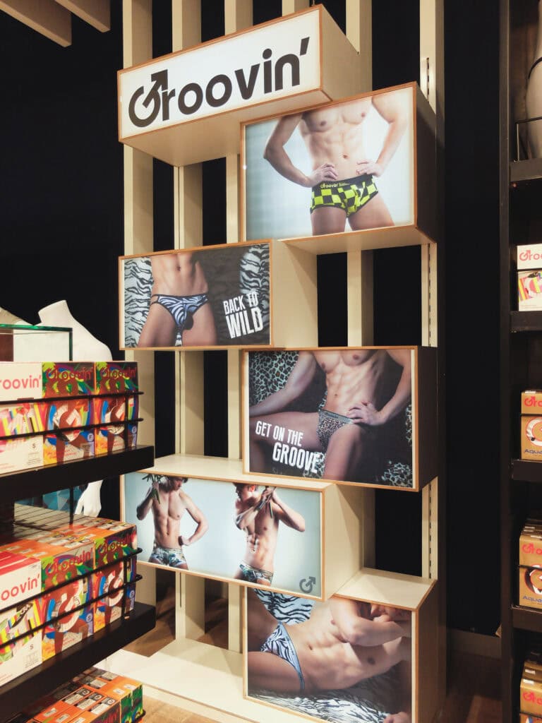 タイ・バンコクのセントラルワールドにあるGROOVIN'店舗外観。モダンでスタイリッシュなメンズアンダーウェアショップ。