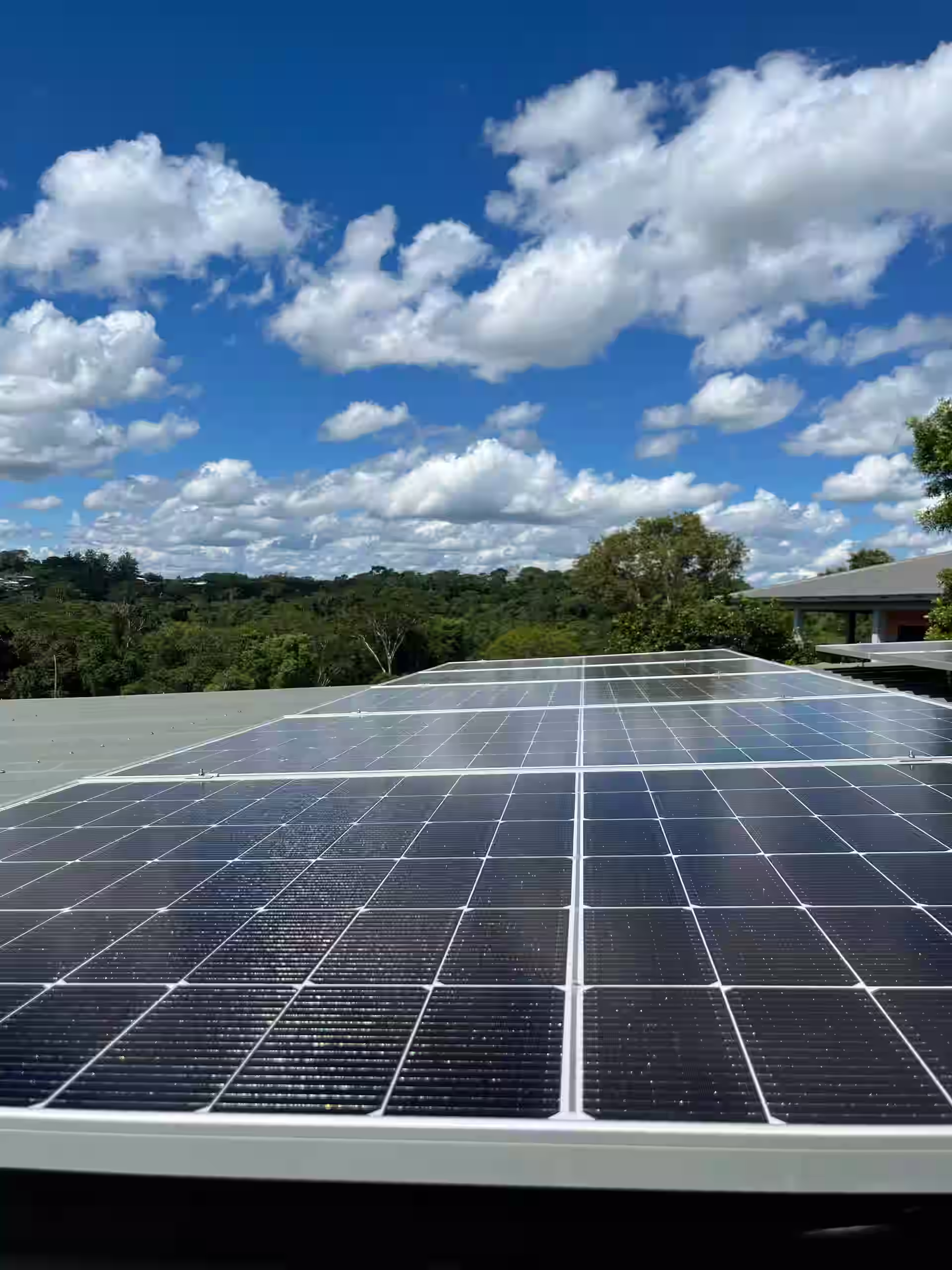 Solarpanel Nahaufnahme Dach mit bewölktem Himmel Paraguay Guaira-Solar
