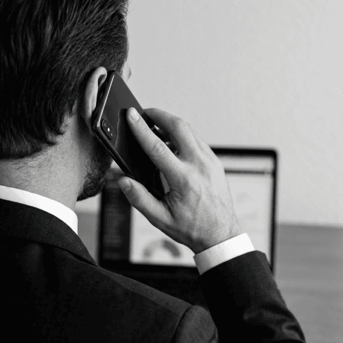 photo qui représente un homme au téléphone pour la formation le closing