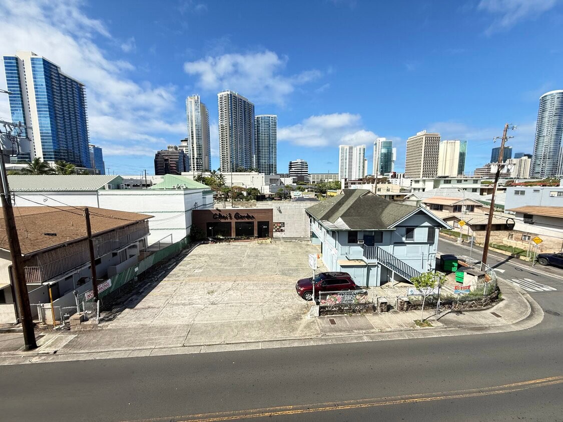 1303 Rycroft St parking lot and commercial storefront