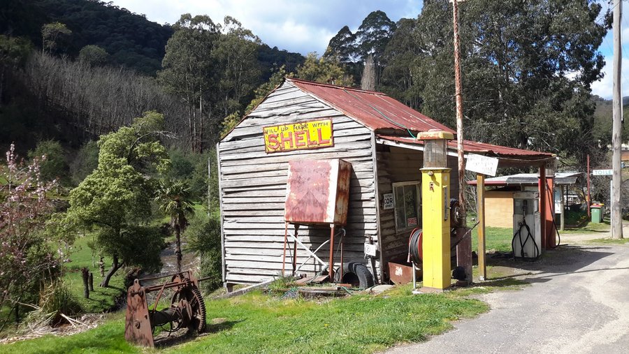 WoodsPoint Service Station... no longer operating. About 20 years ago I did buy fuel from this little Servo, recall having to stay a few hours in town until it opened in the afternoon. A pleasant place to explore, so no hardship!