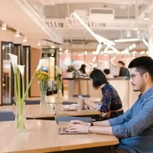 Web_150DPI-20190419_WeWork_EBA_Center_-_Common_Areas_-_Hot_Desk.jpg