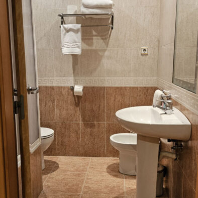 Habitación con cama matrimonial
