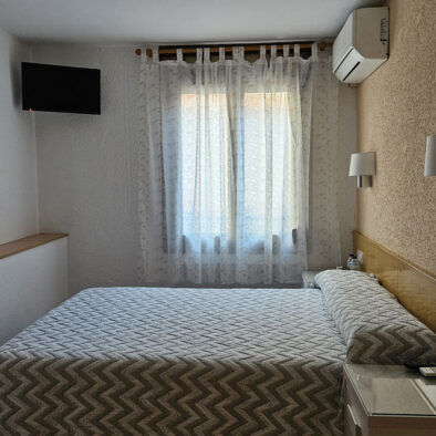 Habitación con cama matrimonial