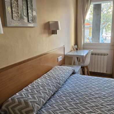 Habitación con cama matrimonial
