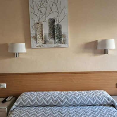 Habitación con cama matrimonial