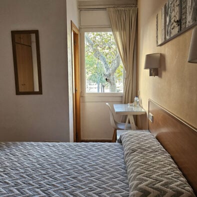 Habitación con cama matrimonial