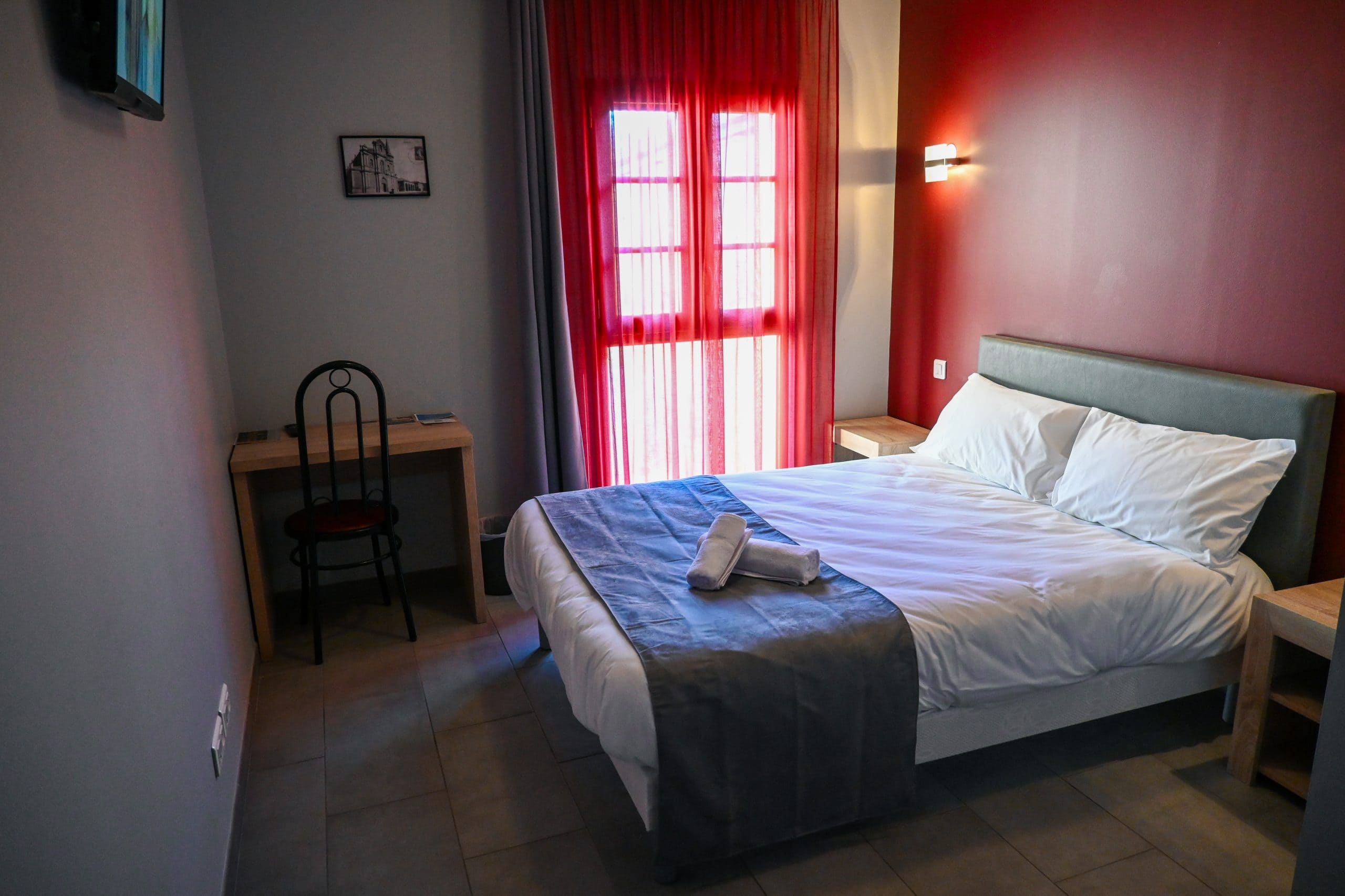 chambre double pmr - hôtel du vieux pont Mazères chambre double pmr - hôtel du vieux pont Mazères