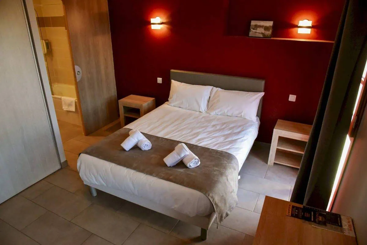 chambre grand lit hôtel du vieux pont Mazères chambre grand lit hôtel du vieux pont Mazères