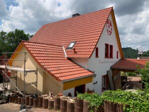Seitenansicht eines sanierten Ziegeldachs an einem Einfamilienhaus