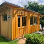 Holzhaus im Garten mit Schrägdach – gebaut von Hubele Holzbau