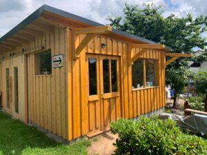 Holzhaus im Garten mit Schrägdach – gebaut von Hubele Holzbau