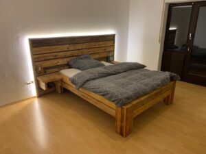 Individuell gefertigtes Massivholzbett aus Eiche mit hohem Kopfteil