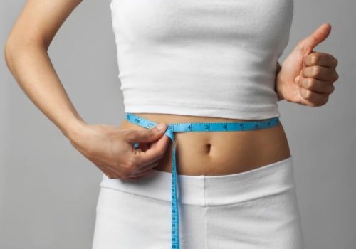 Screenshot 2025-08-15 142647 Frau mit Maßband um den Bauch repräsentiert Abnehmen, Gewichtsreduktion, Bauchfett verlieren