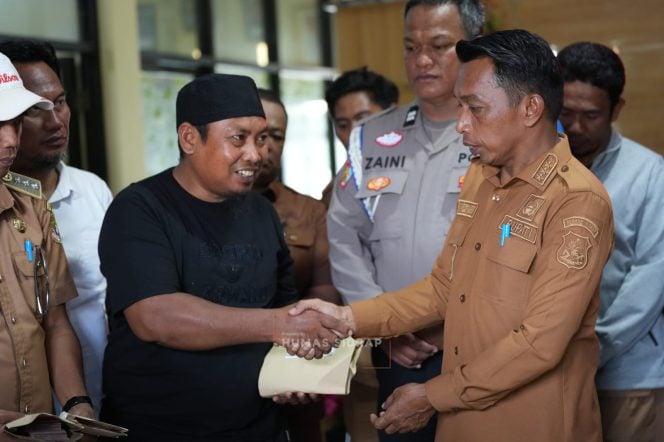 
 Bantu Korban Kebakaran di Tellu Limpoe, Bupati Sidrap Ingatkan Warga Waspada Bahaya Api