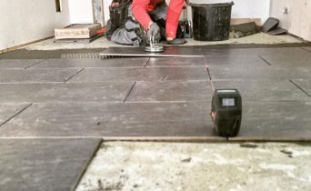 Ilmekodit, eteisen laatoitukset