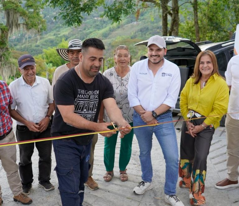 Inficaldas mejora la movilidad rural de Neira con la entrega de placa huella en el sector Verdún