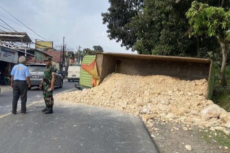 Diduga Gagal Nanjak, Truk Pengangkut Hasil Tambang Terguling di Jalan Raya Padalarang-Cianjur