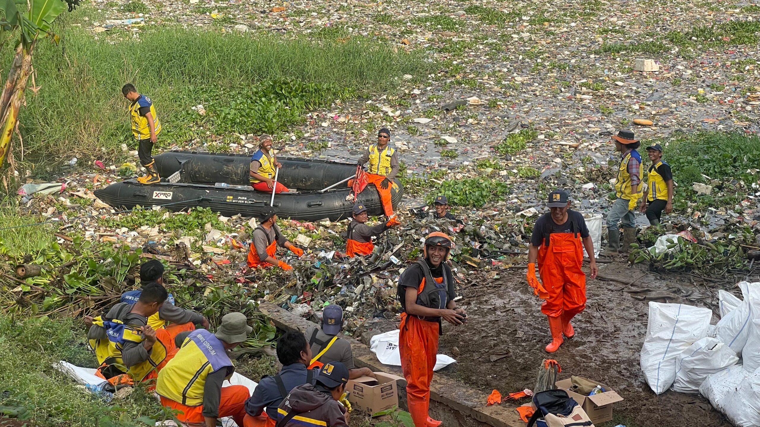 Video Viral Pandawara soal Perairan Sungai Citarum Bak Lautan Sampah, Begini Kata Kadis LH Bandung Barat!