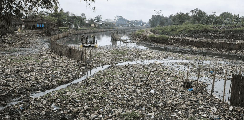 Meromantisasi Citarum Harum Tak Membuat Sungai Citarum Bebas dari Sampah