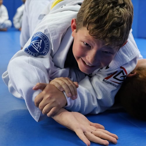 Crianças praticando Jiu-Jitsu no projeto social do Instituto Rodrigo Gracie
