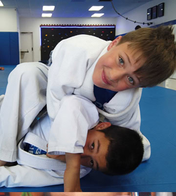 Crianças praticando Jiu-Jitsu no projeto social do Instituto Rodrigo Gracie